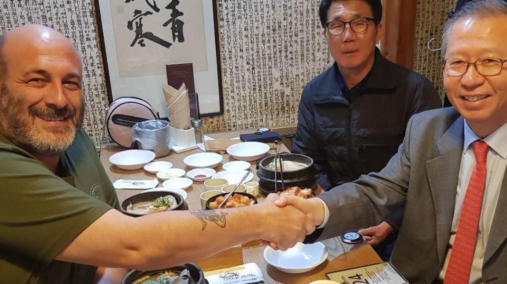 Cúneo junto al ex embajador coreano, Choo Jong Yoiun.