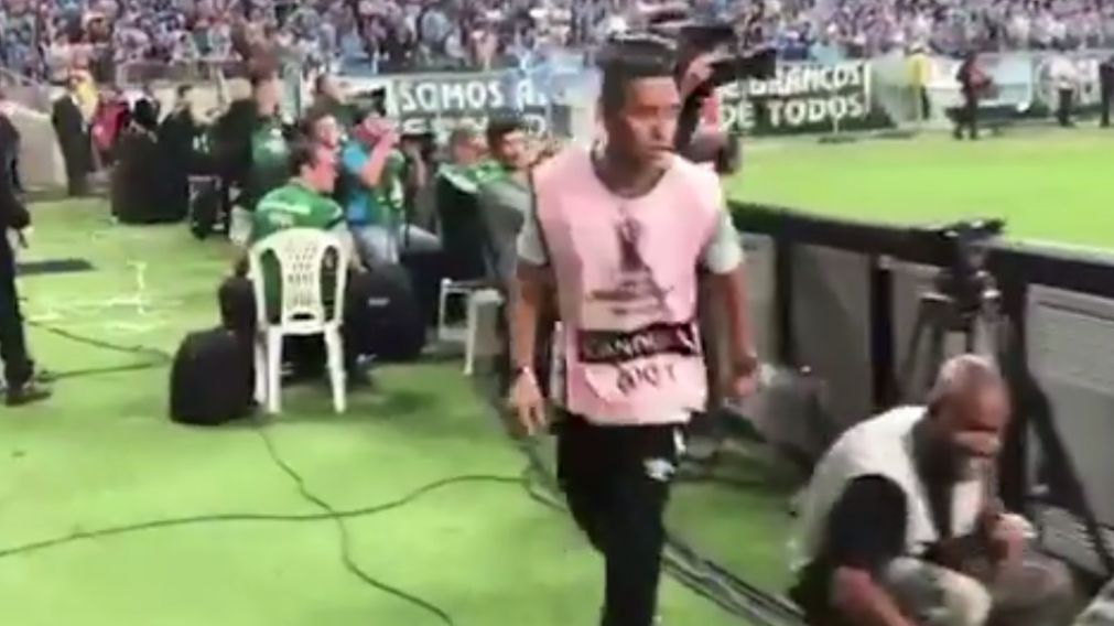 Alcanzapelotas de Gremio escupió a Andrada