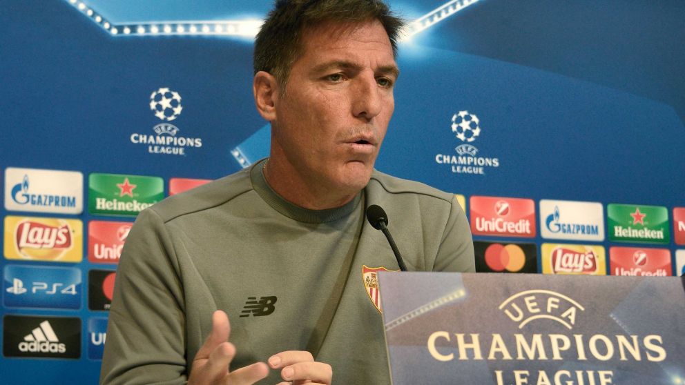Eduardo Berizzo, tras conocerse su enfermedad, recibió el apoyo del mundo futbolistico. (AFP)
