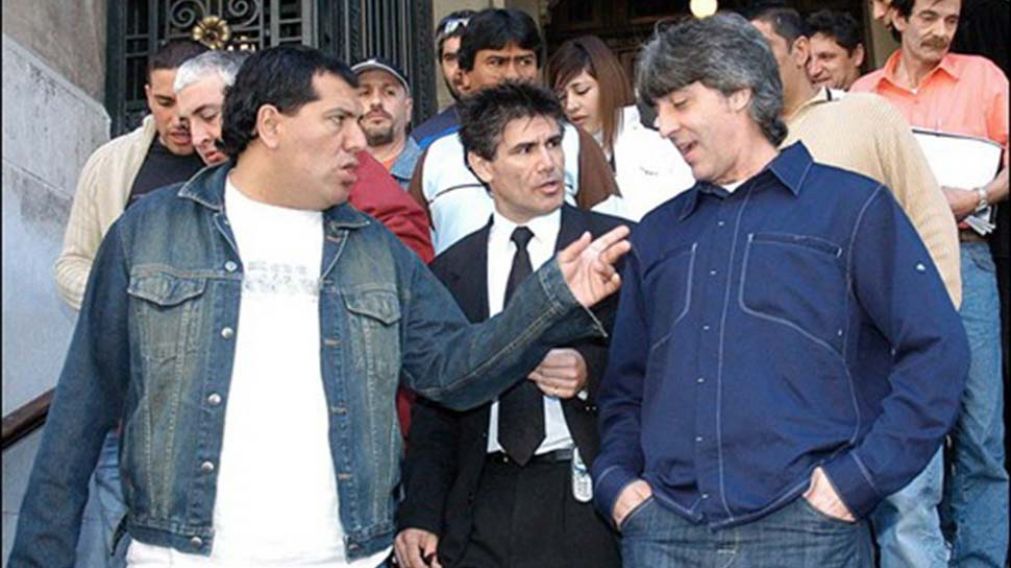 A la izquierda. Pereyra, junto a Di Zeo, saliendo de los tribunales de Talcahuano.