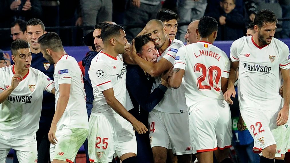 Pizarro abraza al Toto Berizzo, en claro gesto de apoyo al técnico en su delicado momento (AFP).