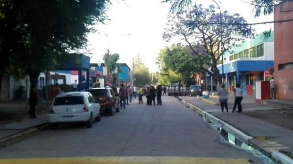 Policía baleó a nene durante pueblada por maestro abusador