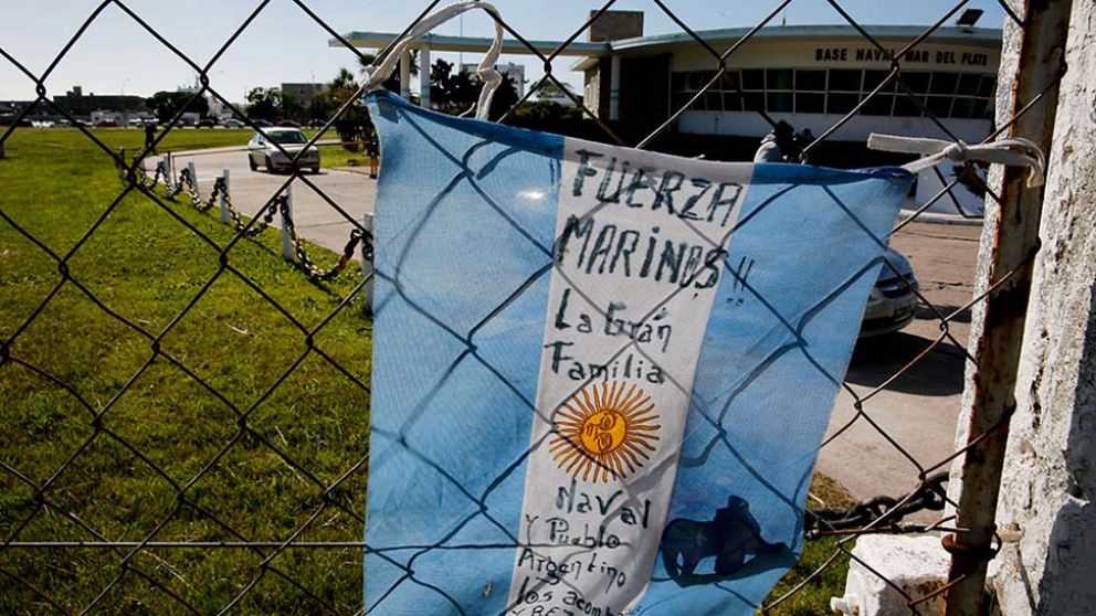 Banderas y pancartas. Alrededor de la base naval de Mar del Plata. (Diario Hoy)