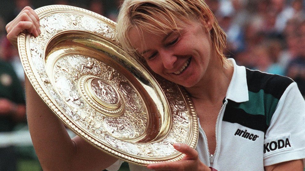 Así posaba Jana Novotna con su título de Wimbledon 1998. (AFP)