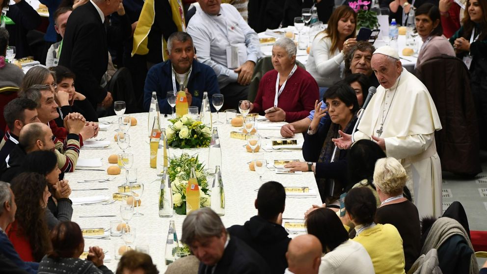 El Papa con los pobres. (AFP)