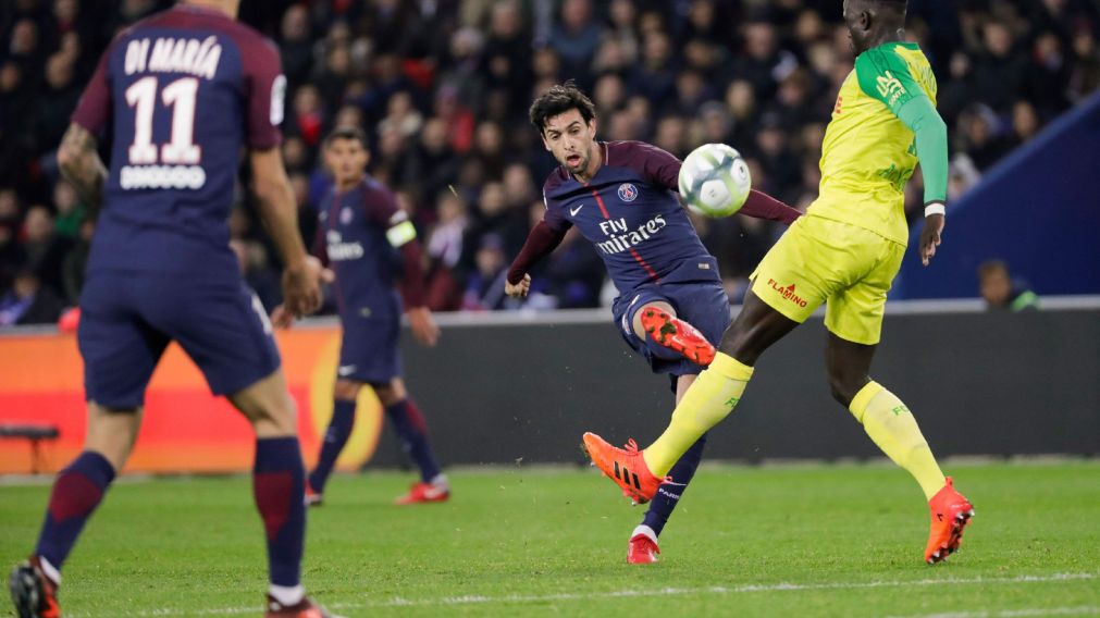 Pastore remata al arco ante la mirada de Di Mar�a, ambos aportaron lo suyo en la goleado 4-1 del PSG al Nantes. (AFP)
