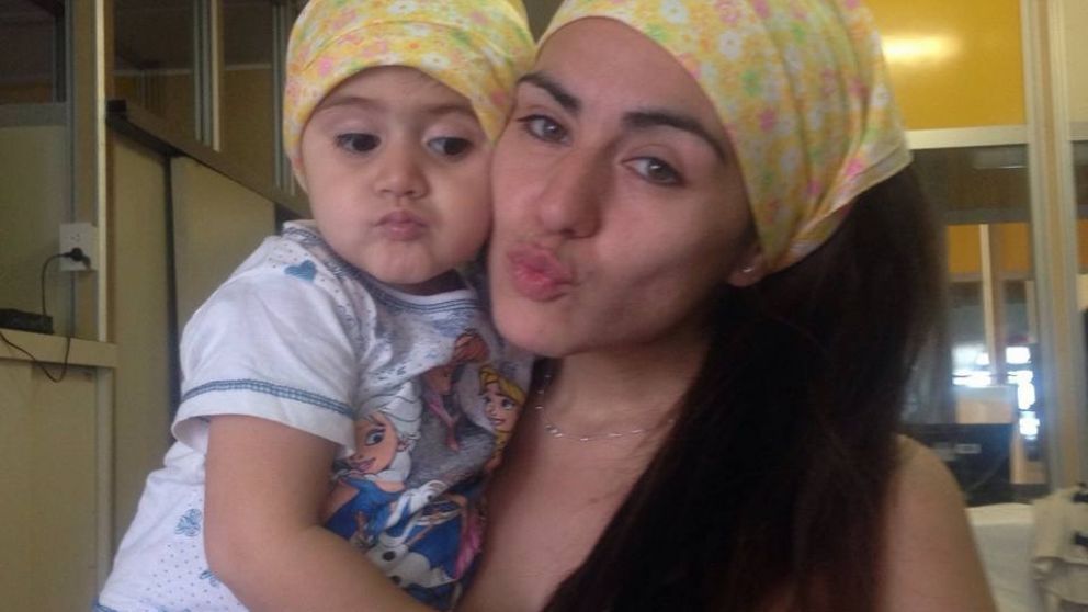 Alma junto a su mamá Mayra.