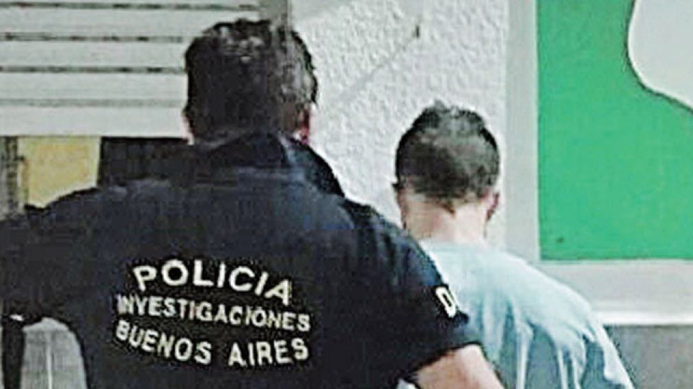Este es el individuo capturado por los investigadores policiales.