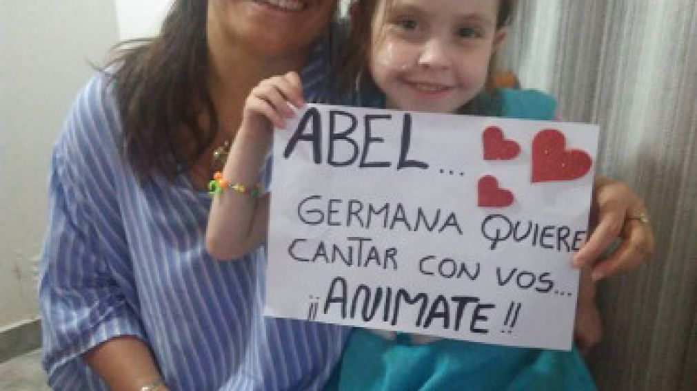 La pequeña, junto a su mamá, y el pedido para el cantante.