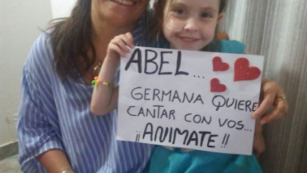 La pequeña, junto a su mamá, y el pedido para el cantante.