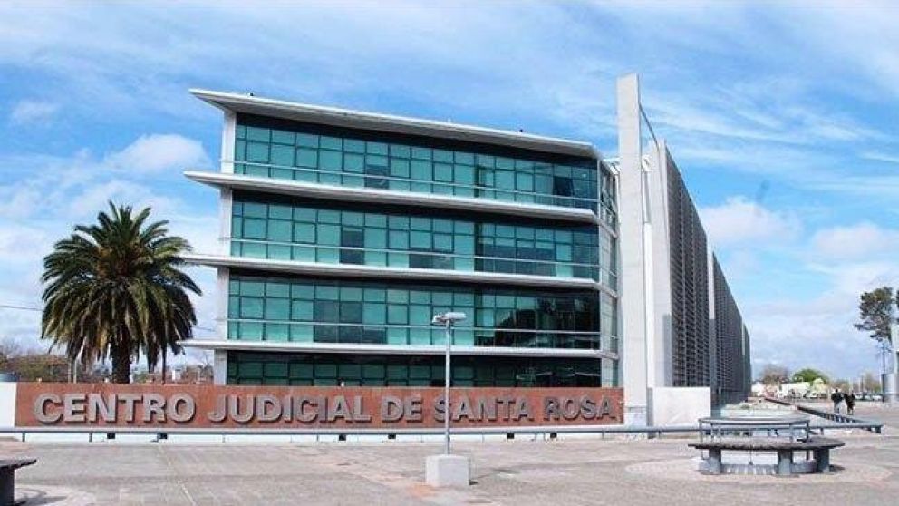 Adoptó a dos nenas y abusó de ellas mientras las bañaba