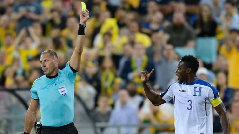 Así le reclamaba Figueroa al árbitro Pitana durante el partido.