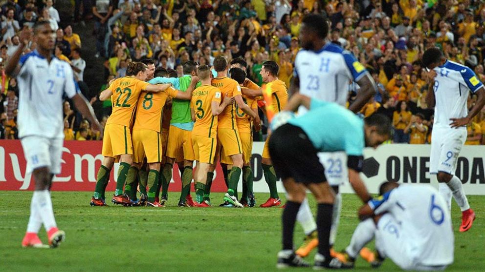 Lamento delante, festejo detrás. Muchos hondureños dolidos en medio de la alegría en Sydney. (AFP)