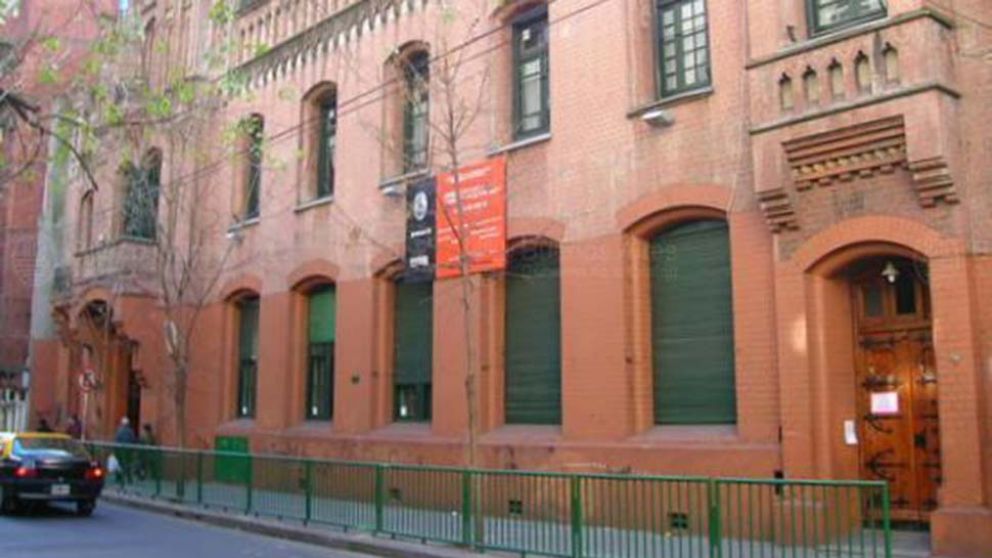 Normal 6. Puerta de ingreso del colegio ubicado sobre Güemes, entre Aráoz y Julián Álvarez.
