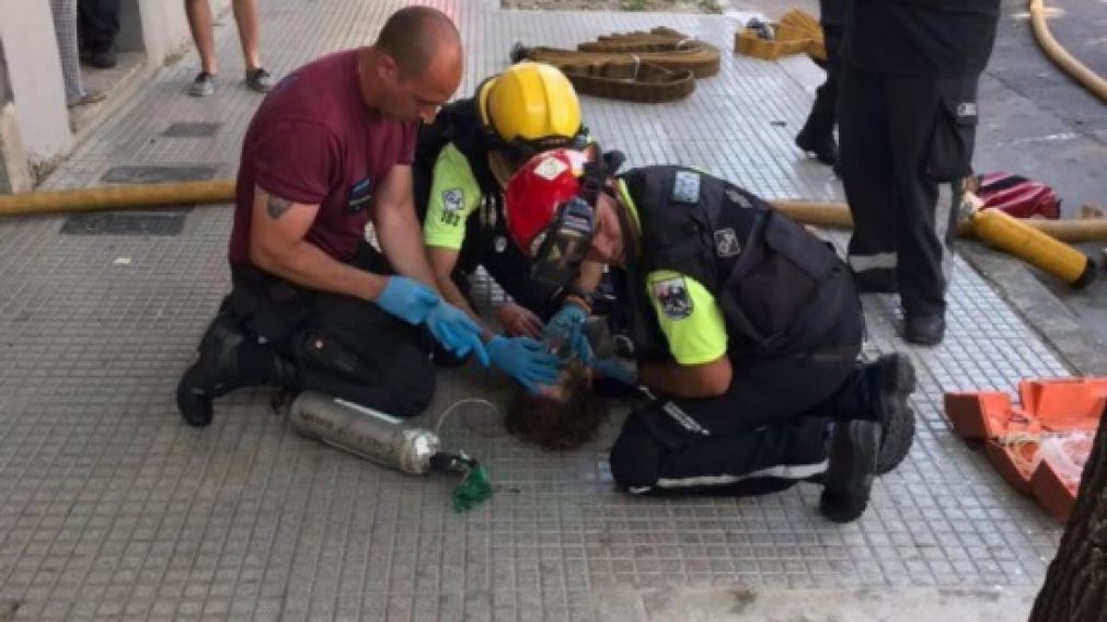 Así socorrían a la mujer rescatada. (@EmergenciasBA)