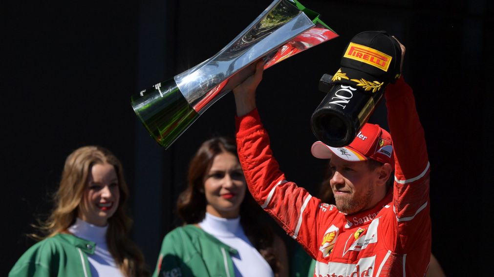El germano muestra el trofeo obtenido por la carrera ganada (AFP).
