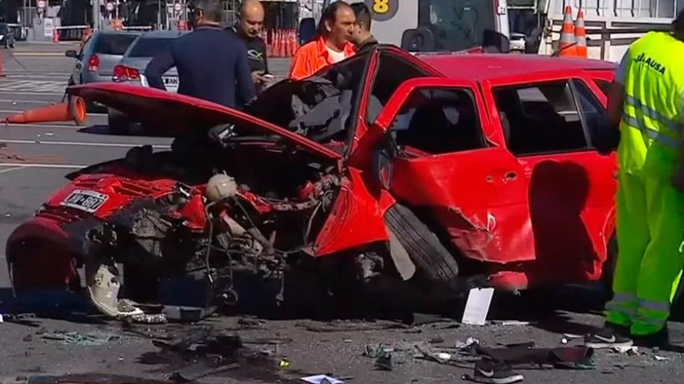 Así quedó el Volkswagen Gol rojo en el que viajaban los oficiales.