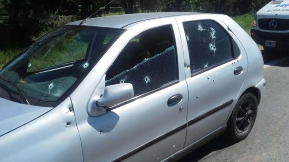 Palio. El auto en que se desplazaban las v�ctimas recibi� 20 impactos de bala. (Gentileza La Capital de Rosario)