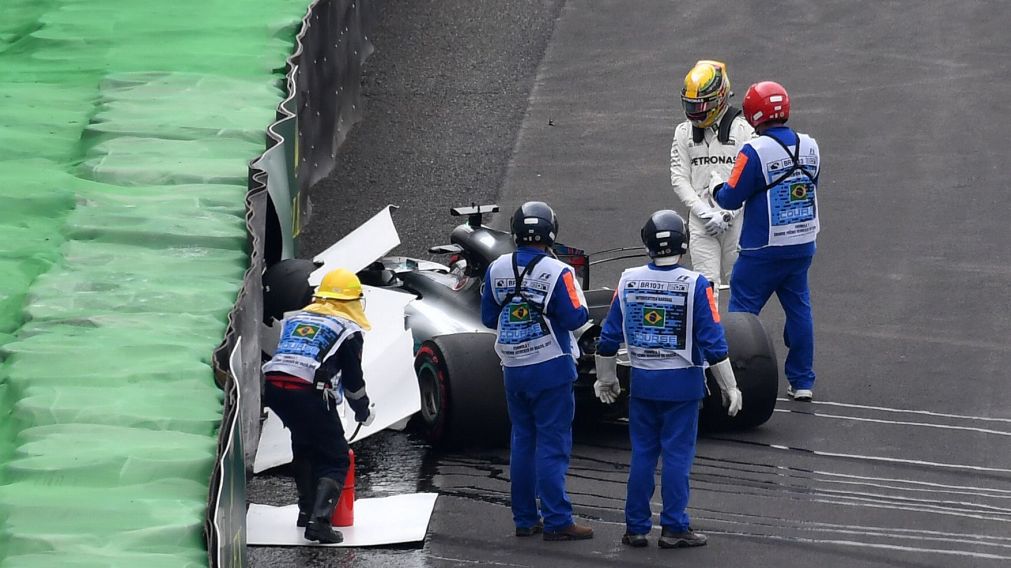 El Mercedes de Hamilton, segundos después de chocar (AFP).