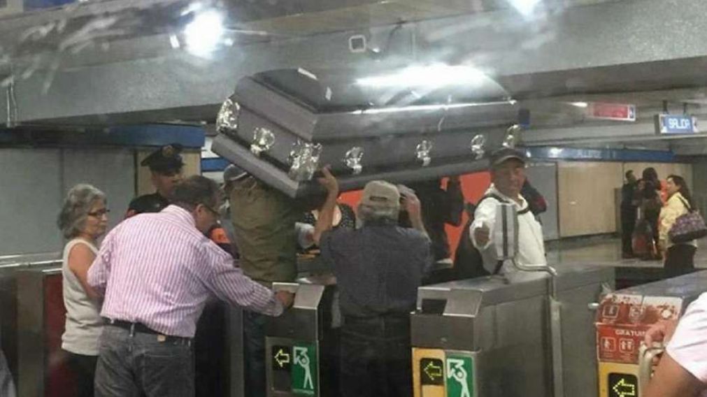El momento en que trasladan el féretro en la estación de subte.