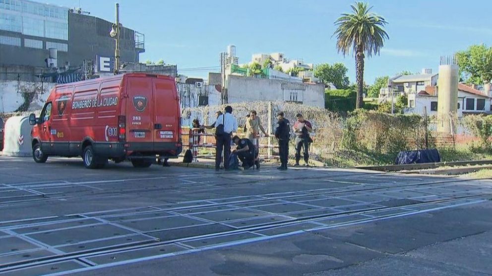 Peritos trabajan en el lugar. Detrás, piadosamente cubierto, el cuerpo de Luna (Twitter).