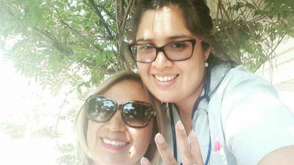 Brenda y su mamá, en tiempos felices. (Archivo)