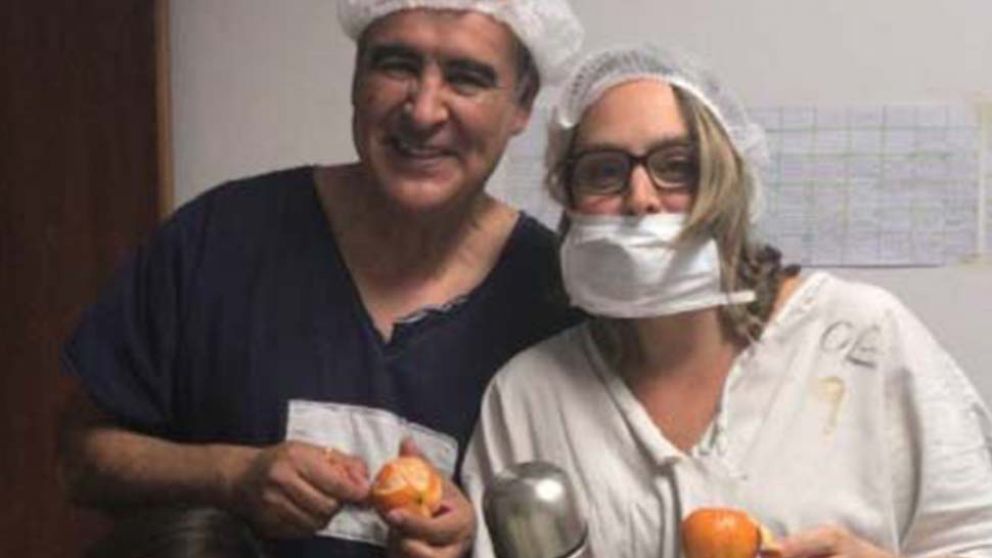 Divertidos. Los cirujanos de Mar del Plata le sumaron mandarinas.