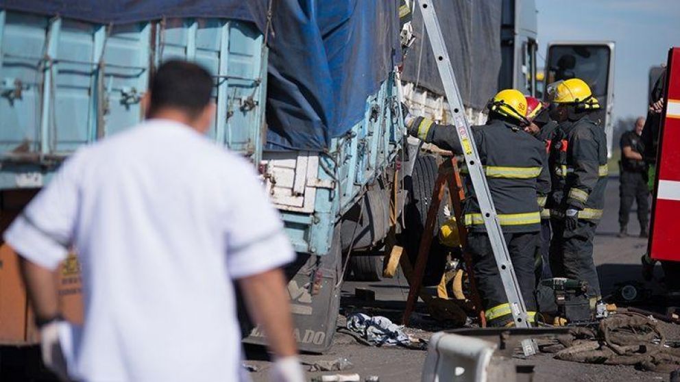 Quedó atrapada 5 horas junto al cadáver de un camionero