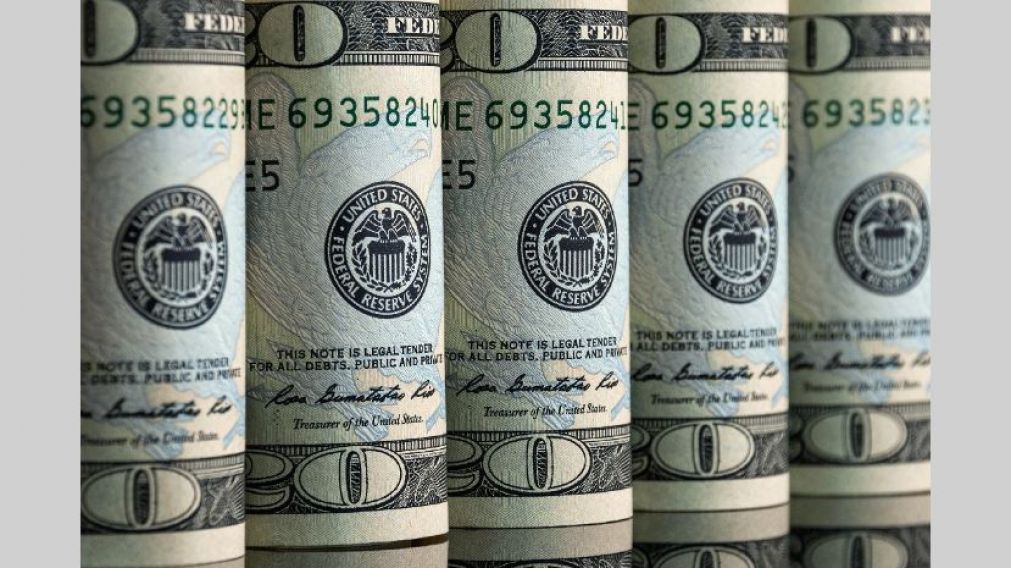 El dólar bajó 10 centavos y se aleja de los $18