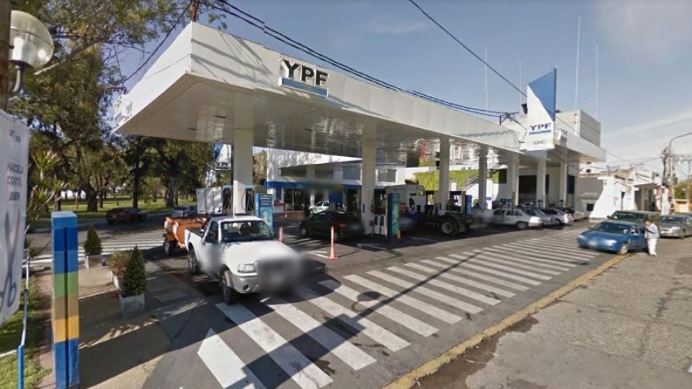 La oficial fue atacada en el baño de esta expendedora de combustibles.