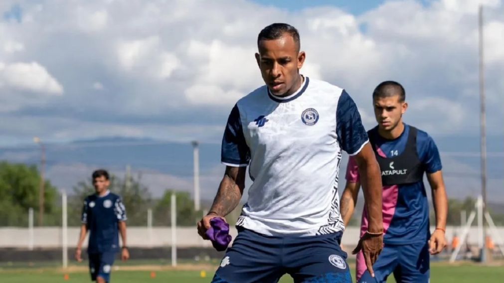 Villa quiso jugar en River, pero debi� volver a Independiente Rivadavia. 