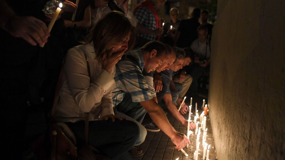 Los vecinos se despidieron de las víctimas del atentado (AFP).