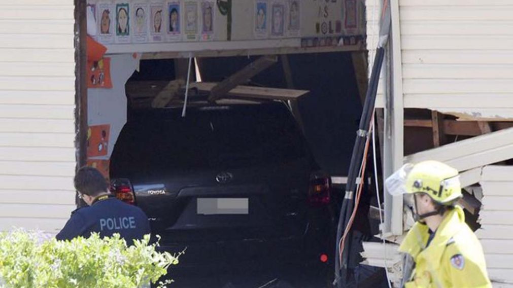 Impensado. Así quedó la camioneta dentro del aula. (Gentileza mirror.co.uk))