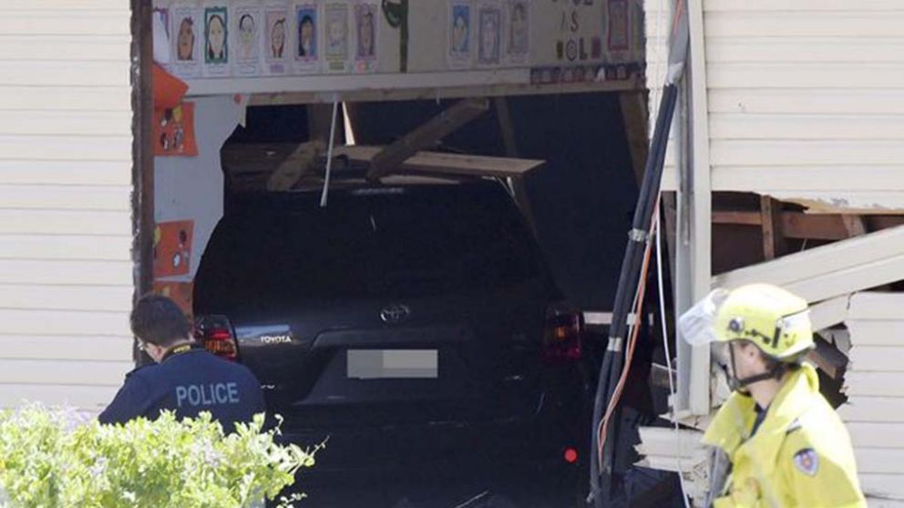 Impensado. Así quedó la camioneta dentro del aula. (Gentileza mirror.co.uk))