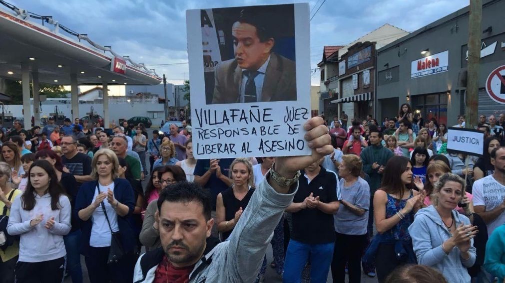 La pancarta contra el juez Villafa�e e im�genes de la marcha (Cortes�a El D�a).