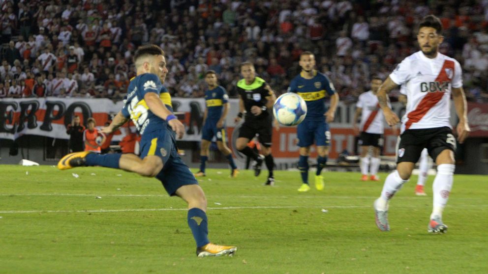 El remate de Nández se convertirá en el gol del triunfo de Boca (Nahuel Ventura - Crónica).