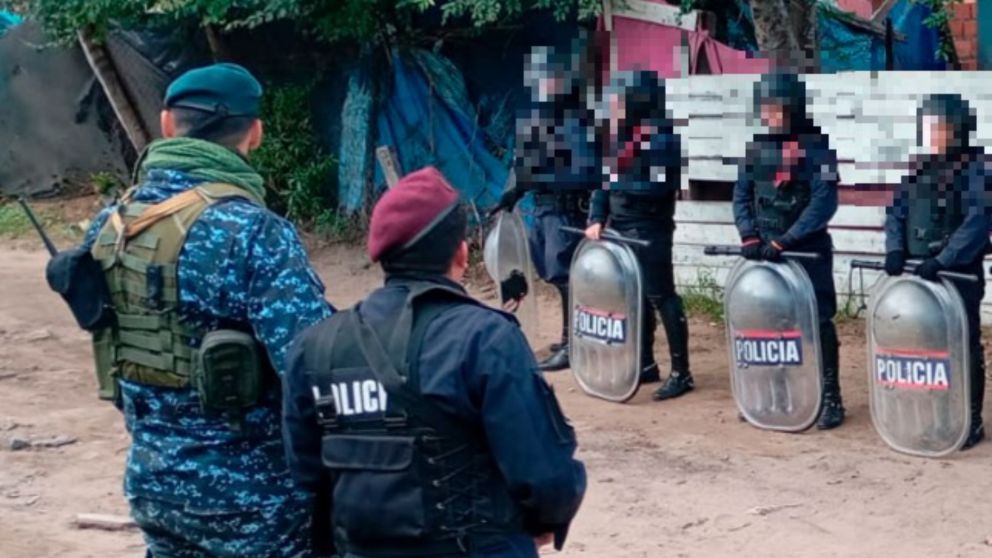 El efectivo policial resultó apresado al ser requisada una finca situada en Eva Perón al 3900.