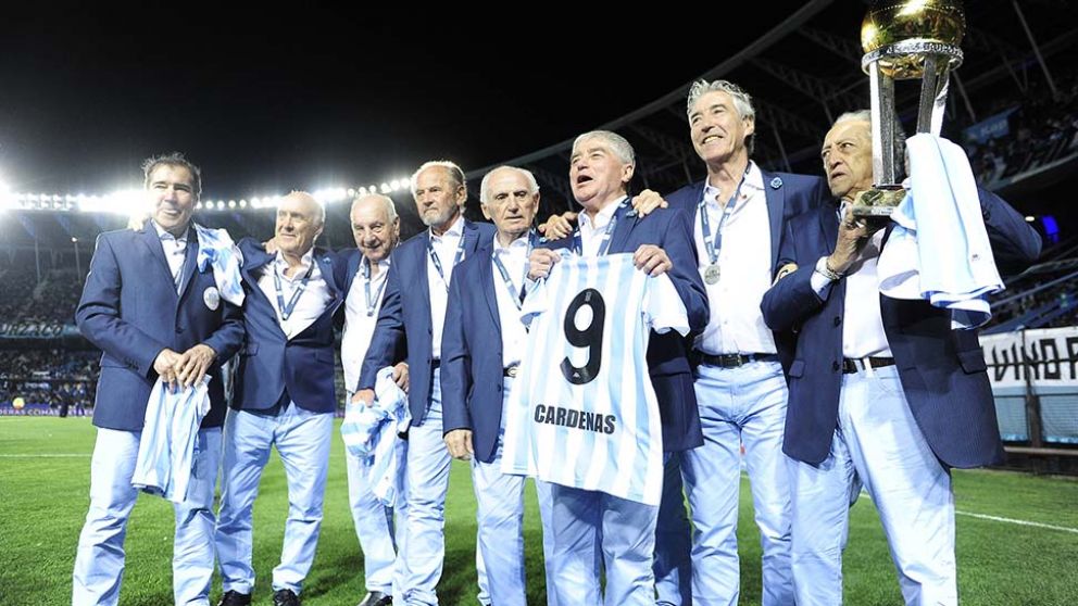 Oscar Martín. El capitán sostiene la copa.