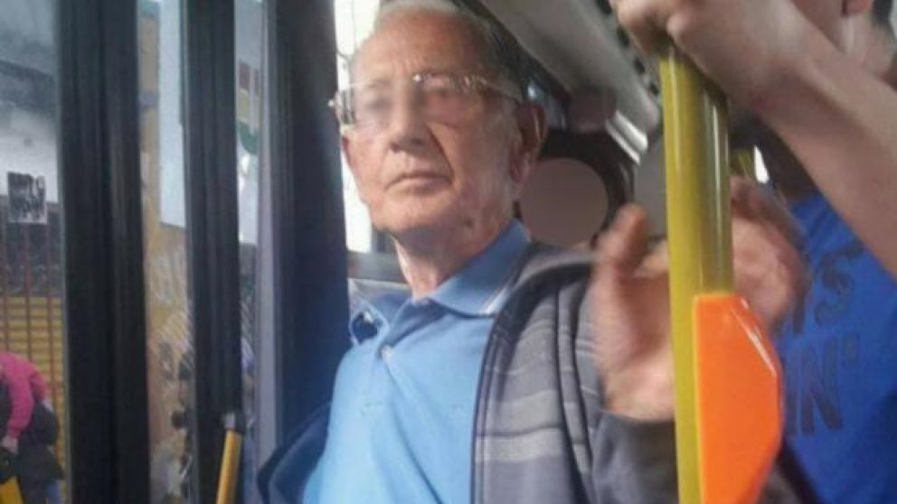 Anciano depravado eyaculó sobre piba en el colectivo