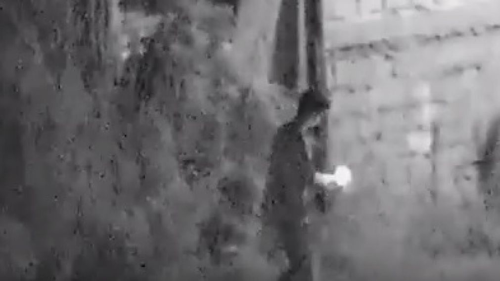 Tiró una bomba molotov en la casa de su ex novia
