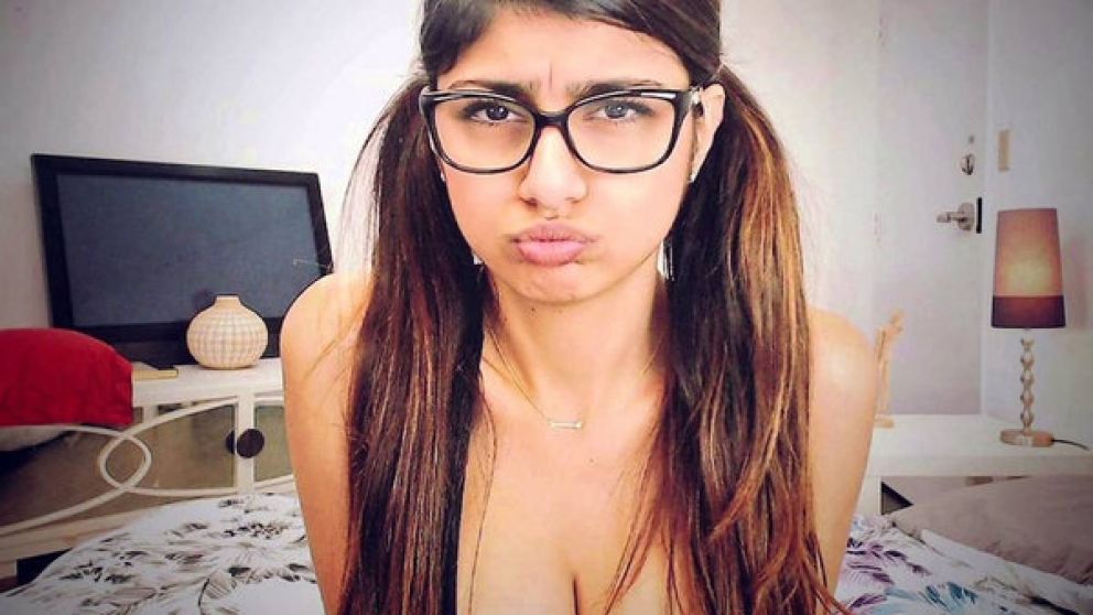 Lejos de la pornografía, Mia da "tips" para el sexo