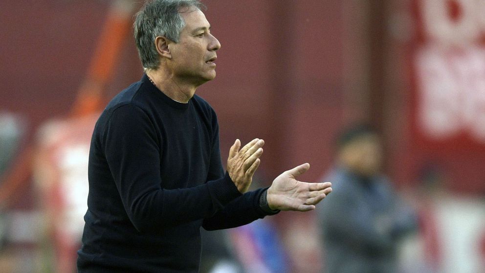 El DT aplaude a sus jugadores. (AFP)