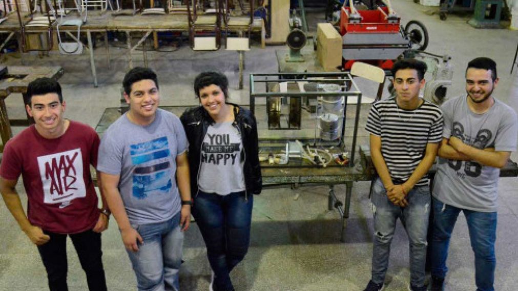 Los chicos, en el taller donde crearon la máquina para tomar mate.