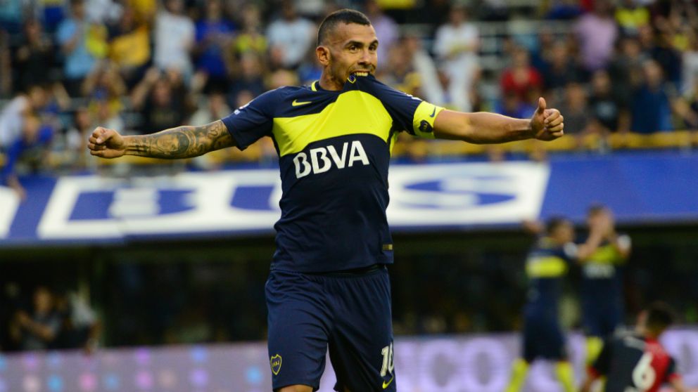 El presidente Angelici y el cuerpo técnico celebran el posible retorno (A. Sacchero / Crónica).