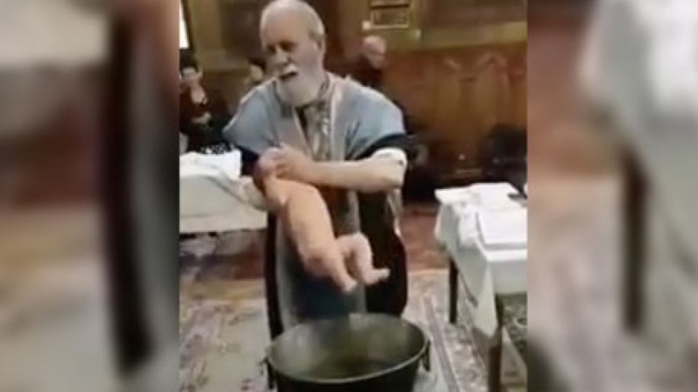 El sacerdote perdió los estribos.