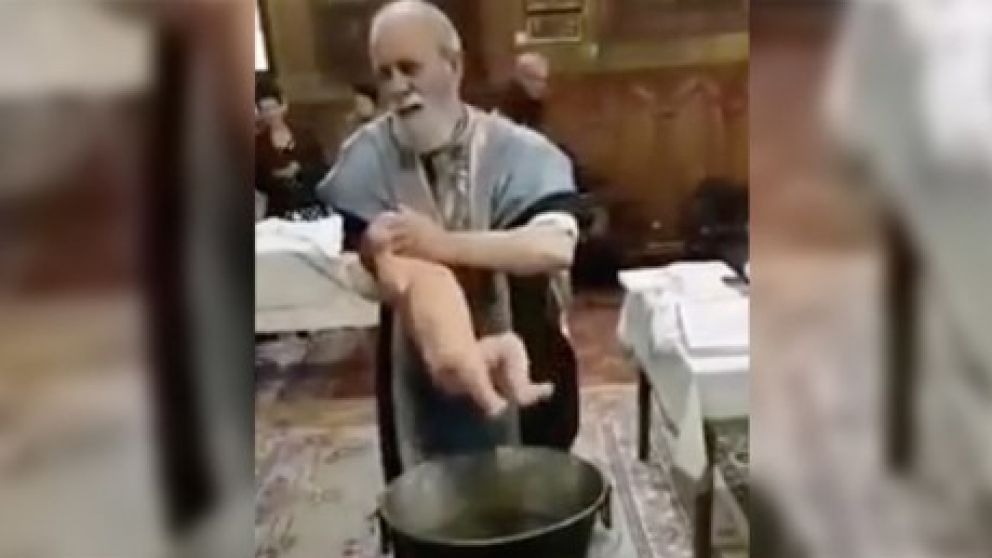 El sacerdote perdió los estribos.