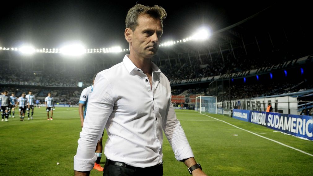 Con cara de pocos amigos, el DT se va del campo de juego. (DyN)