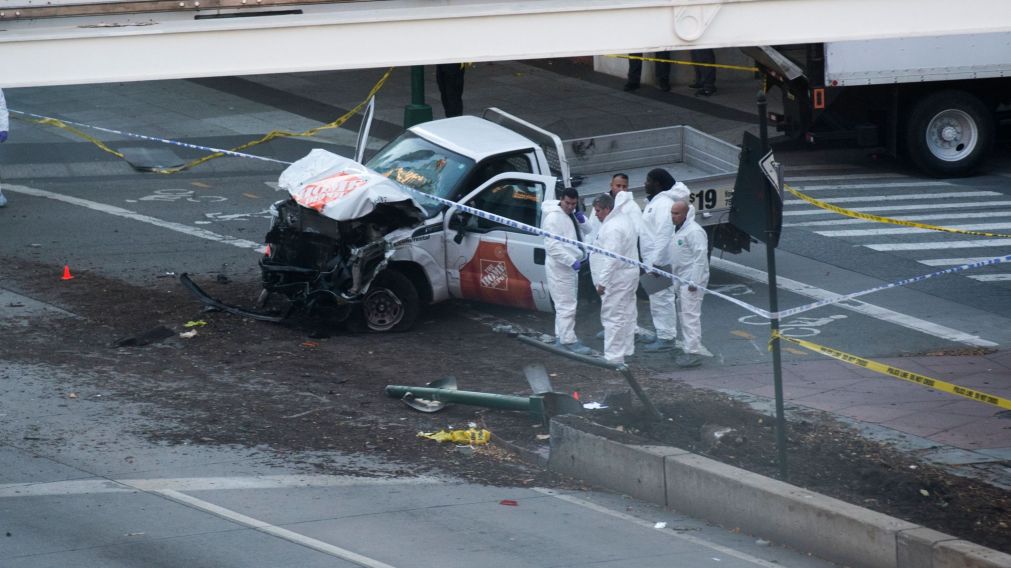 La camioneta usada por el terrorista para matar a los argentinso quedó con el frente destrozado.