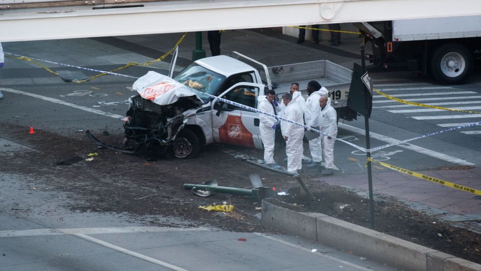 La camioneta usada por el terrorista para matar a los argentinso quedó con el frente destrozado.