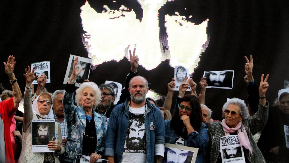Sergio Maldonado, flanqueado por organizaciones. (DyN)